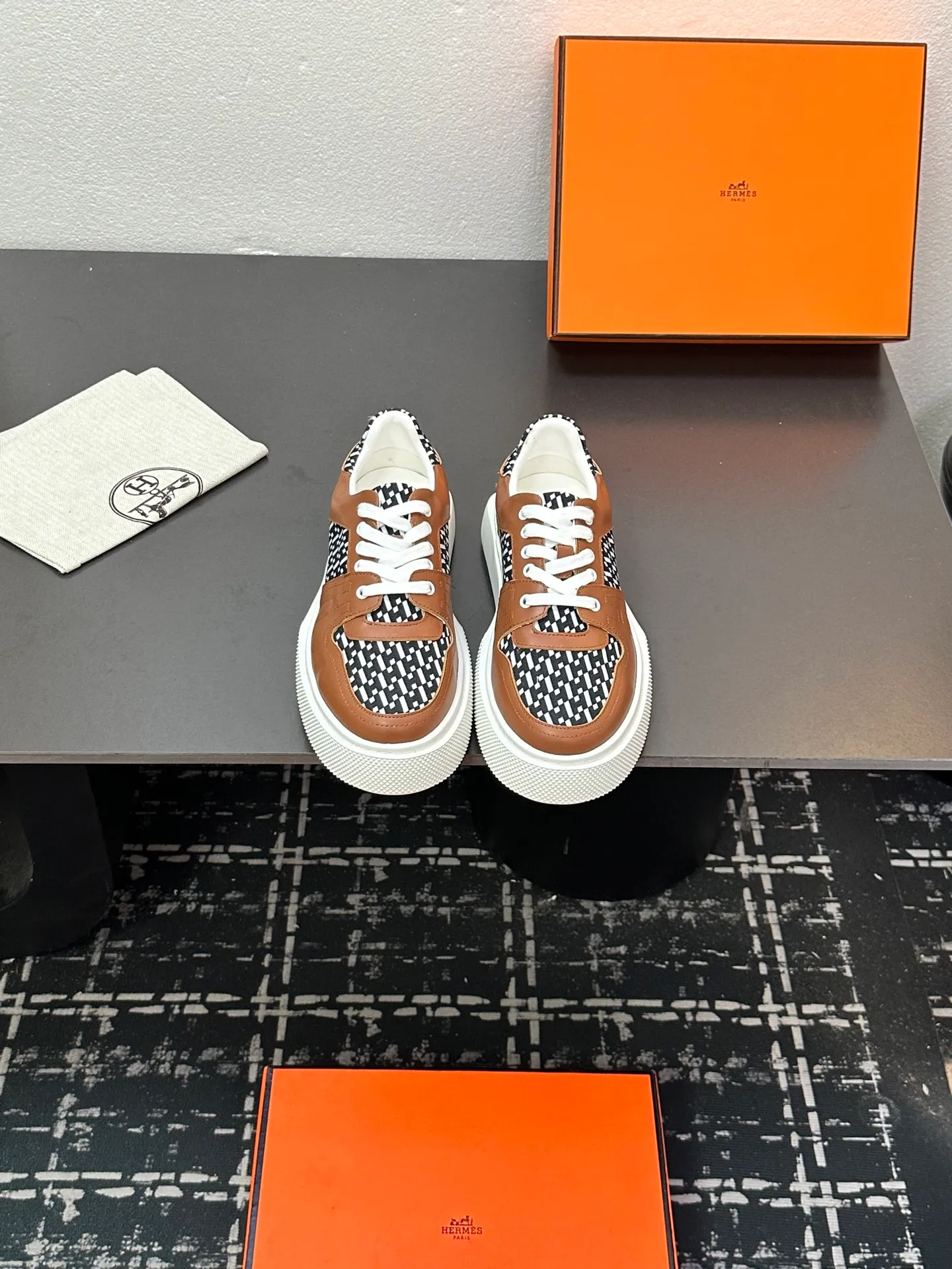 p700💰Men's shoes ❤️❤️Hermes top version# Hermès deep series couple's small white shoes casual skateboard shoes Stylish graphic design to create retro style Upper: cowhide material Lining: sheepskin lining Outsole: TPU outsole Size: 38-45